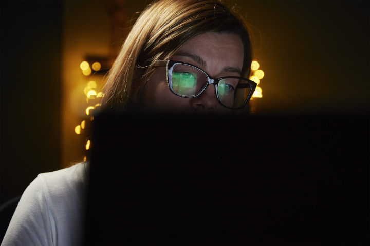 Image of a woman learning SNAP online at her own pace.